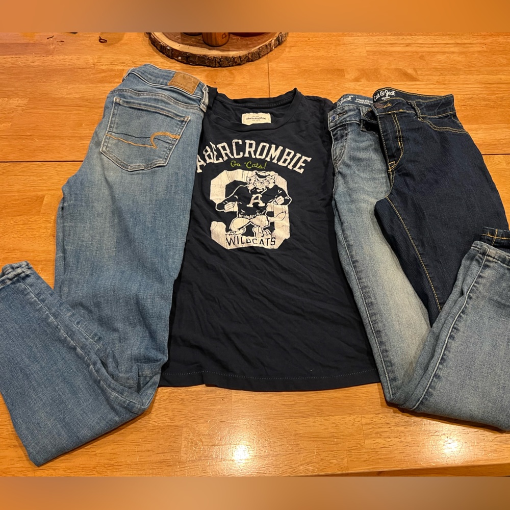 Lot of 3 jeans and 1 t-shirt. Abercrombie shirt, American Eagle
